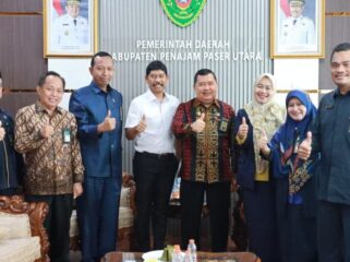Foto: Wakil Bupati Penajam Paser Utara bersama Ketua Pengadilan Tinggi Agama Samarinda, Panitera PTA, Ketua Pengadilan Agama PPU, serta jajaran pemerintah daerah berpose bersama seusai audiensi di Ruang Kerja Wakil Bupati, Rabu (19/11/2025). (Dok. Humas PPU)
