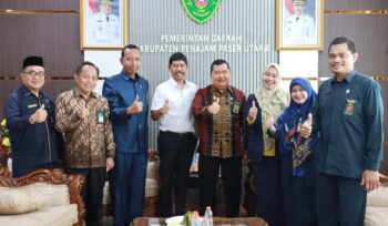 Foto: Wakil Bupati Penajam Paser Utara bersama Ketua Pengadilan Tinggi Agama Samarinda, Panitera PTA, Ketua Pengadilan Agama PPU, serta jajaran pemerintah daerah berpose bersama seusai audiensi di Ruang Kerja Wakil Bupati, Rabu (19/11/2025). (Dok. Humas PPU)
