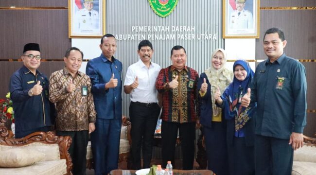 Foto: Wakil Bupati Penajam Paser Utara bersama Ketua Pengadilan Tinggi Agama Samarinda, Panitera PTA, Ketua Pengadilan Agama PPU, serta jajaran pemerintah daerah berpose bersama seusai audiensi di Ruang Kerja Wakil Bupati, Rabu (19/11/2025). (Dok. Humas PPU)