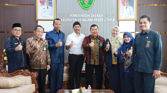
					Foto: Wakil Bupati Penajam Paser Utara bersama Ketua Pengadilan Tinggi Agama Samarinda, Panitera PTA, Ketua Pengadilan Agama PPU, serta jajaran pemerintah daerah berpose bersama seusai audiensi di Ruang Kerja Wakil Bupati, Rabu (19/11/2025). (Dok. Humas PPU)
