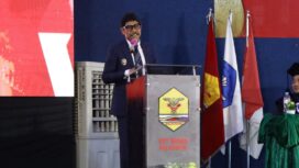 Foto: Wakil Bupati Penajam Paser Utara, Abdul Waris Muin, menyampaikan sambutan pada Wisuda Sarjana dan Ahli Madya ke-XXII STT Migas Balikpapan Tahun 2025 yang digelar di Auditorium STT Migas Balikpapan, Sabtu (15/11/2025). (Dok. Humas PPU)