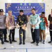 Foto: Wakil Bupati Penajam Paser Utara, Abdul Waris Muin, bersama jajaran forkopimda dan perwakilan BNNP Kaltim secara simbolis meresmikan Kelurahan Nipah-Nipah sebagai Kelurahan Bersinar (Bersih Narkoba) dalam acara yang digelar di Gedung Serbaguna Kecamatan Penajam, Jumat (28/11/2025). (Dok. Humas PPU)
