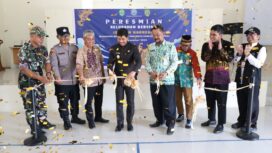 Foto: Wakil Bupati Penajam Paser Utara, Abdul Waris Muin, bersama jajaran forkopimda dan perwakilan BNNP Kaltim secara simbolis meresmikan Kelurahan Nipah-Nipah sebagai Kelurahan Bersinar (Bersih Narkoba) dalam acara yang digelar di Gedung Serbaguna Kecamatan Penajam, Jumat (28/11/2025). (Dok. Humas PPU)