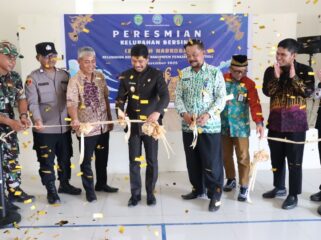 Foto: Wakil Bupati Penajam Paser Utara, Abdul Waris Muin, bersama jajaran forkopimda dan perwakilan BNNP Kaltim secara simbolis meresmikan Kelurahan Nipah-Nipah sebagai Kelurahan Bersinar (Bersih Narkoba) dalam acara yang digelar di Gedung Serbaguna Kecamatan Penajam, Jumat (28/11/2025). (Dok. Humas PPU)