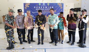 Foto: Wakil Bupati Penajam Paser Utara, Abdul Waris Muin, bersama jajaran forkopimda dan perwakilan BNNP Kaltim secara simbolis meresmikan Kelurahan Nipah-Nipah sebagai Kelurahan Bersinar (Bersih Narkoba) dalam acara yang digelar di Gedung Serbaguna Kecamatan Penajam, Jumat (28/11/2025). (Dok. Humas PPU)