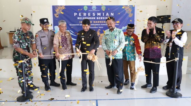 Foto: Wakil Bupati Penajam Paser Utara, Abdul Waris Muin, bersama jajaran forkopimda dan perwakilan BNNP Kaltim secara simbolis meresmikan Kelurahan Nipah-Nipah sebagai Kelurahan Bersinar (Bersih Narkoba) dalam acara yang digelar di Gedung Serbaguna Kecamatan Penajam, Jumat (28/11/2025). (Dok. Humas PPU)