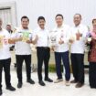 Foto: Wakil Bupati Penajam Paser Utara, Waris Muin (tengah), bersama jajaran pejabat Pemerintah Provinsi Kalimantan Timur dan Kabupaten PPU berfoto bersama sambil menunjukkan produk unggulan desa usai kegiatan Expose Pengembangan Kerja Sama Desa dengan Pihak Ketiga Tahun 2025 di Samarinda, Rabu (5/11/2025). (Dok. Humas PPU)