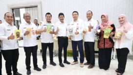 Foto: Wakil Bupati Penajam Paser Utara, Waris Muin (tengah), bersama jajaran pejabat Pemerintah Provinsi Kalimantan Timur dan Kabupaten PPU berfoto bersama sambil menunjukkan produk unggulan desa usai kegiatan Expose Pengembangan Kerja Sama Desa dengan Pihak Ketiga Tahun 2025 di Samarinda, Rabu (5/11/2025). (Dok. Humas PPU)
