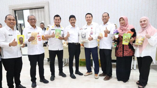 
					Foto: Wakil Bupati Penajam Paser Utara, Waris Muin (tengah), bersama jajaran pejabat Pemerintah Provinsi Kalimantan Timur dan Kabupaten PPU berfoto bersama sambil menunjukkan produk unggulan desa usai kegiatan Expose Pengembangan Kerja Sama Desa dengan Pihak Ketiga Tahun 2025 di Samarinda, Rabu (5/11/2025). (Dok. Humas PPU)