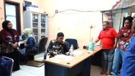Foto: Wakil Bupati Penajam Paser Utara, Abdul Waris Muin, saat melakukan monitoring kedisiplinan pegawai di UPT Dinas Pekerjaan Umum dan Penataan Ruang Kecamatan Babulu, Kamis (30/10/2025). (Dok. Humas PPU)