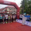 Foto: Sekda Tohar melepas peserta Fun Run 2025 dalam rangka HUT ke-41 SMAN 1 PPU, Sabtu (15/11/2025). (Dok. Humas PPU)