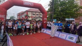 Foto: Sekda Tohar melepas peserta Fun Run 2025 dalam rangka HUT ke-41 SMAN 1 PPU, Sabtu (15/11/2025). (Dok. Humas PPU)