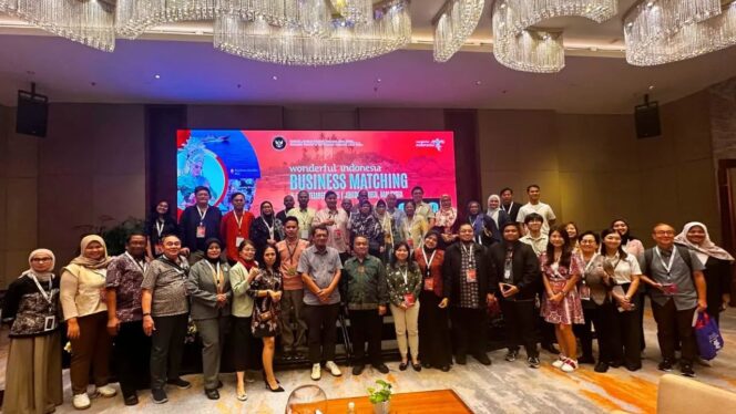 
					Foto: Para peserta Wonderful Indonesia Business Matching Johor Bahru 2025 berfoto bersama seusai rangkaian pertemuan bisnis yang mempertemukan pelaku industri pariwisata Indonesia dengan buyer dari Malaysia dan Singapura, di Johor Bahru, 5–6 November 2025. (Dok. Kemenpar RI)