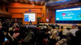 Foto: Suasana Press Conference BINA Indonesia Great Sale 2025 di Balairung Soesilo Soedarman, Gedung Sapta Pesona, Jakarta. Para peserta dan tamu undangan mengikuti pemaparan program kampanye nasional “Wisata Belanja di Indonesia” yang akan berlangsung mulai 18 Desember 2025 hingga 4 Januari 2026. (Dok. Kemenpar RI)