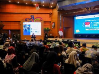 Foto: Suasana Press Conference BINA Indonesia Great Sale 2025 di Balairung Soesilo Soedarman, Gedung Sapta Pesona, Jakarta. Para peserta dan tamu undangan mengikuti pemaparan program kampanye nasional “Wisata Belanja di Indonesia” yang akan berlangsung mulai 18 Desember 2025 hingga 4 Januari 2026. (Dok. Kemenpar RI)