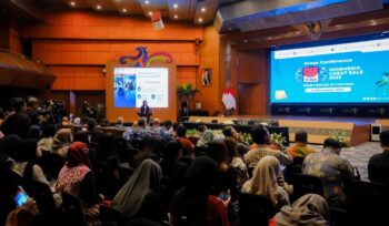 Foto: Suasana Press Conference BINA Indonesia Great Sale 2025 di Balairung Soesilo Soedarman, Gedung Sapta Pesona, Jakarta. Para peserta dan tamu undangan mengikuti pemaparan program kampanye nasional “Wisata Belanja di Indonesia” yang akan berlangsung mulai 18 Desember 2025 hingga 4 Januari 2026. (Dok. Kemenpar RI)