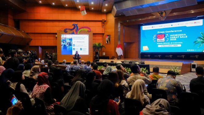 
					Foto: Suasana Press Conference BINA Indonesia Great Sale 2025 di Balairung Soesilo Soedarman, Gedung Sapta Pesona, Jakarta. Para peserta dan tamu undangan mengikuti pemaparan program kampanye nasional “Wisata Belanja di Indonesia” yang akan berlangsung mulai 18 Desember 2025 hingga 4 Januari 2026. (Dok. Kemenpar RI)