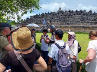 Foto: Suasana pelaksanaan program pendampingan perjalanan kelas premium “Around the World: Visages et Civilisations du Monde 2025” di Yogyakarta, saat rombongan wisatawan mengikuti rangkaian kegiatan resmi yang difasilitasi Kementerian Pariwisata. (Dok. Kemenpar RI)