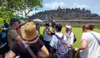 Foto: Suasana pelaksanaan program pendampingan perjalanan kelas premium “Around the World: Visages et Civilisations du Monde 2025” di Yogyakarta, saat rombongan wisatawan mengikuti rangkaian kegiatan resmi yang difasilitasi Kementerian Pariwisata. (Dok. Kemenpar RI)