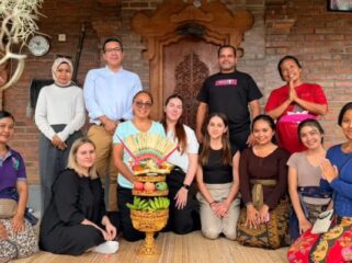Foto: Para peserta Famtrip Quality Tourism 2025 saat mengikuti kegiatan budaya di salah satu desa wisata di Bali. Dalam momen ini, mereka mempelajari tradisi lokal dan proses pembuatan sesajen sebagai bagian dari pengalaman wisata autentik yang ditawarkan Indonesia. (Dok. Kemenpar RI)