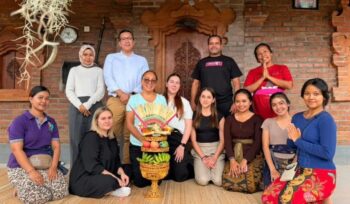 Foto: Para peserta Famtrip Quality Tourism 2025 saat mengikuti kegiatan budaya di salah satu desa wisata di Bali. Dalam momen ini, mereka mempelajari tradisi lokal dan proses pembuatan sesajen sebagai bagian dari pengalaman wisata autentik yang ditawarkan Indonesia. (Dok. Kemenpar RI)
