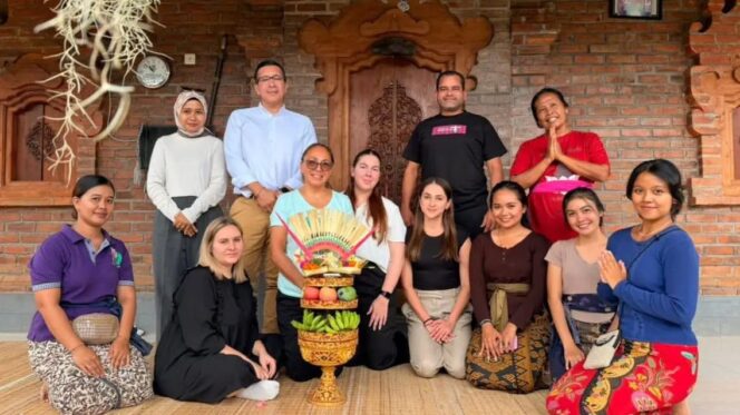 
					Foto: Para peserta Famtrip Quality Tourism 2025 saat mengikuti kegiatan budaya di salah satu desa wisata di Bali. Dalam momen ini, mereka mempelajari tradisi lokal dan proses pembuatan sesajen sebagai bagian dari pengalaman wisata autentik yang ditawarkan Indonesia. (Dok. Kemenpar RI)