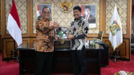 Foto: Wakil Bupati Penajam Paser Utara, Waris Muin (kanan), bersama Wakil Wali Kota Balikpapan, Bagus Susetyo (kiri), berfoto bersama usai melakukan kunjungan kerja di Kantor Wali Kota Balikpapan, Kamis (6/11/2025).  (Dok. Humas PPU)