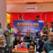 Foto:Para peserta dari Pertamina Hulu Indonesia (PHI), SKK Migas, serta insan media berfoto bersama dalam kegiatan Bincang Asyik Soal Migas Ala PHI (BASO IGA PHI) edisi khusus SMARTIC, yang digelar di Jaboo Cafe Grand City Balikpapan, Rabu (19/11/2025).  (Dok: CahayaBorneo/AJI)