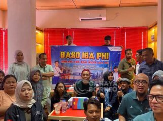 Foto:Para peserta dari Pertamina Hulu Indonesia (PHI), SKK Migas, serta insan media berfoto bersama dalam kegiatan Bincang Asyik Soal Migas Ala PHI (BASO IGA PHI) edisi khusus SMARTIC, yang digelar di Jaboo Cafe Grand City Balikpapan, Rabu (19/11/2025).  (Dok: CahayaBorneo/AJI)