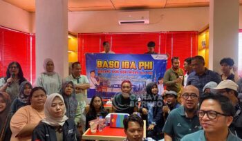Foto:Para peserta dari Pertamina Hulu Indonesia (PHI), SKK Migas, serta insan media berfoto bersama dalam kegiatan Bincang Asyik Soal Migas Ala PHI (BASO IGA PHI) edisi khusus SMARTIC, yang digelar di Jaboo Cafe Grand City Balikpapan, Rabu (19/11/2025).  (Dok: CahayaBorneo/AJI)