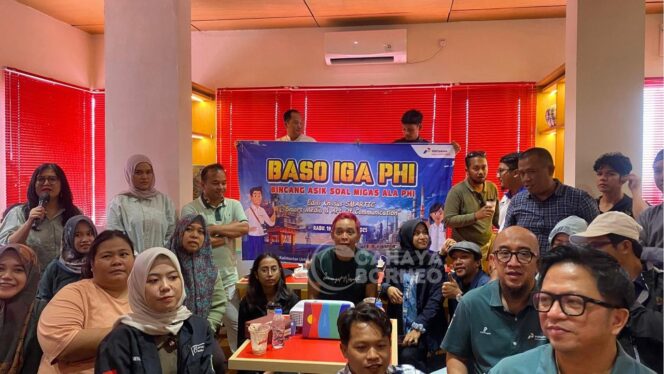 
					Foto:Para peserta dari Pertamina Hulu Indonesia (PHI), SKK Migas, serta insan media berfoto bersama dalam kegiatan Bincang Asyik Soal Migas Ala PHI (BASO IGA PHI) edisi khusus SMARTIC, yang digelar di Jaboo Cafe Grand City Balikpapan, Rabu (19/11/2025).  (Dok: CahayaBorneo/AJI)