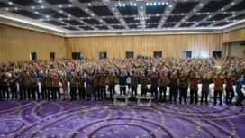 Foto: Menteri Sosial bersama Kepala BPS dan para peserta Rakornas membahas penguatan Data Tunggal Sosial dan Ekonomi Nasional (DTSEN) sebagai fondasi kebijakan pemerintah, dihadiri lebih dari 1.400 perwakilan BPS dan Dinas Sosial dari seluruh Indonesia. (Dok. Instagram/@sekretariat.kabinet)