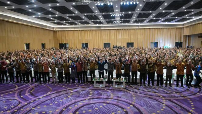 
					Foto: Menteri Sosial bersama Kepala BPS dan para peserta Rakornas membahas penguatan Data Tunggal Sosial dan Ekonomi Nasional (DTSEN) sebagai fondasi kebijakan pemerintah, dihadiri lebih dari 1.400 perwakilan BPS dan Dinas Sosial dari seluruh Indonesia. (Dok. Instagram/@sekretariat.kabinet)