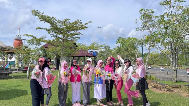 
					Foto: Kegiatan yoga dan Aeromix dance yang dilaksanakan di Alun-Alun, halaman Kantor Bupati PPU (Dok: CahayaBorneo/AJI).