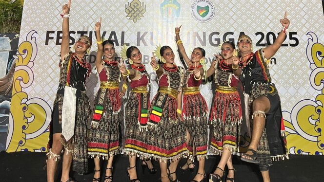 
					Foto: Sanggar Seni Borneo Benuo Taka (BBT) Pada Festival Kudungga 2025 tingkat Provinsi Kalimantan Timur. (DOK. BBT)