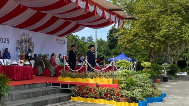 
					Foto : Upacara memperingati hari pahlawan Nasional yang dilaksanakan di Halaman Kantor Bupati PPU, (Dok : CahayaBorneo/AJI).
