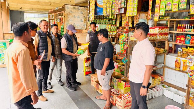 
					Foto: Satgas Pangan Polres PPU melakukan pengecekan harga beras di pasar Tradisional. (DOK. Polres PPU)