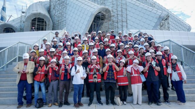 
					Foto : Otorita Ibu Kota Nusantara (IKN) menyelenggarakan Aanwijzing Sayembara Desain Bangunan dan Kawasan Pusat Kebudayaan IKN pada Jumat (21/11/2025) di Kantor Kemenko 3 IKN dilanjutkan dengan site visit ke lokasi yang akan dibangun pusat kebudayaan. (DOK. OIKN)