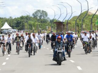 Foto: 19 peserta gowes Tour de’ Jakarta—IKN 2025 bersama puluhan pesepeda, yang terdiri dari pegawai Otorita IKN dan masyarakat lainnya, turut memeriahkan titik akhir (finish) rute perjalanan di KIPP Nusantara, pada Sabtu (22/11/2025). Kegiatan ini pun ditutup dengan lifestyle, penanaman berbagai pohon di tanah Nusantara. (DOK. OIKN)