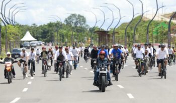 Foto: 19 peserta gowes Tour de’ Jakarta—IKN 2025 bersama puluhan pesepeda, yang terdiri dari pegawai Otorita IKN dan masyarakat lainnya, turut memeriahkan titik akhir (finish) rute perjalanan di KIPP Nusantara, pada Sabtu (22/11/2025). Kegiatan ini pun ditutup dengan lifestyle, penanaman berbagai pohon di tanah Nusantara. (DOK. OIKN)