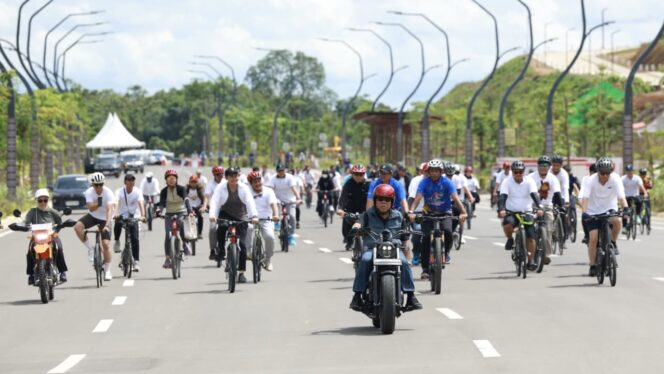 
					Foto: 19 peserta gowes Tour de’ Jakarta—IKN 2025 bersama puluhan pesepeda, yang terdiri dari pegawai Otorita IKN dan masyarakat lainnya, turut memeriahkan titik akhir (finish) rute perjalanan di KIPP Nusantara, pada Sabtu (22/11/2025). Kegiatan ini pun ditutup dengan lifestyle, penanaman berbagai pohon di tanah Nusantara. (DOK. OIKN)