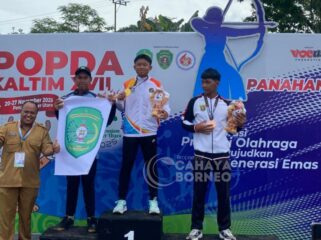 Foto : pemberian piagam Cabor Panahan Kontingen PPU. ( Dok : CahayaBorneo/AJI).