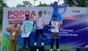 Foto : pemberian piagam Cabor Panahan Kontingen PPU. ( Dok : CahayaBorneo/AJI).