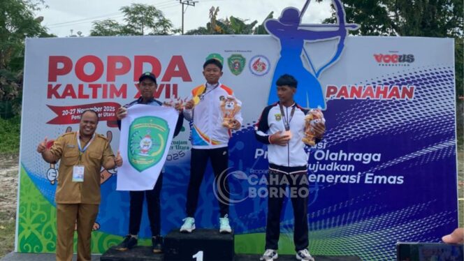 
					Foto : pemberian piagam Cabor Panahan Kontingen PPU. ( Dok : CahayaBorneo/AJI).