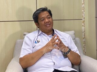 Foto : Direktur Perusahaan Umum Daerah ( Prumda) Air Minum Danum Taka (AMDT), Abdul Rasyid, dalam Podcast bersama Sampul Sayyid, ( Dok : CahayaBorneo/AJI).