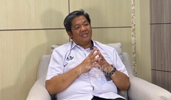 Foto : Direktur Perusahaan Umum Daerah ( Prumda) Air Minum Danum Taka (AMDT), Abdul Rasyid, dalam Podcast bersama Sampul Sayyid, ( Dok : CahayaBorneo/AJI).