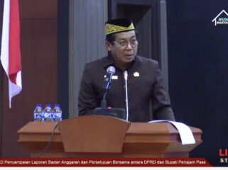 Foto: Sekretaris DPRD PPU Suhardi saat membacakan pandangan umum fraksi Gerindra (DOK. Tangkapan Layar Youtuber DPRD PPU)