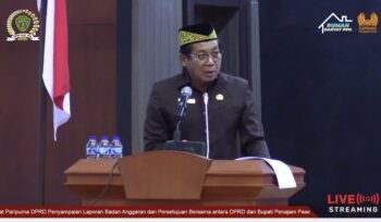 Foto: Sekretaris DPRD PPU Suhardi saat membacakan pandangan umum fraksi Gerindra (DOK. Tangkapan Layar Youtuber DPRD PPU)