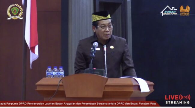 Foto: Sekretaris DPRD PPU Suhardi saat membacakan pandangan umum fraksi Gerindra (DOK. Tangkapan Layar Youtuber DPRD PPU)