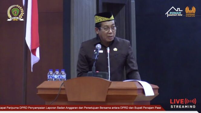 
					Foto: Sekretaris DPRD PPU Suhardi saat membacakan pandangan umum fraksi Gerindra (DOK. Tangkapan Layar Youtuber DPRD PPU)